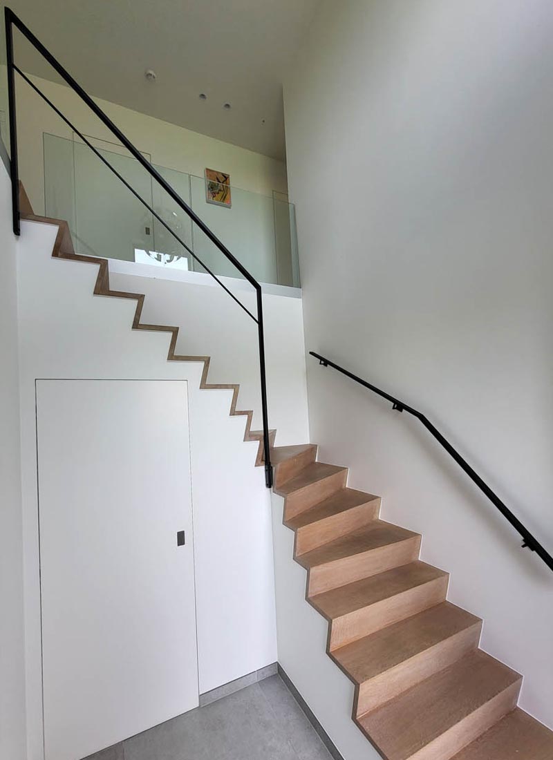 minimalistische stalen trapleuning voor moderne woning